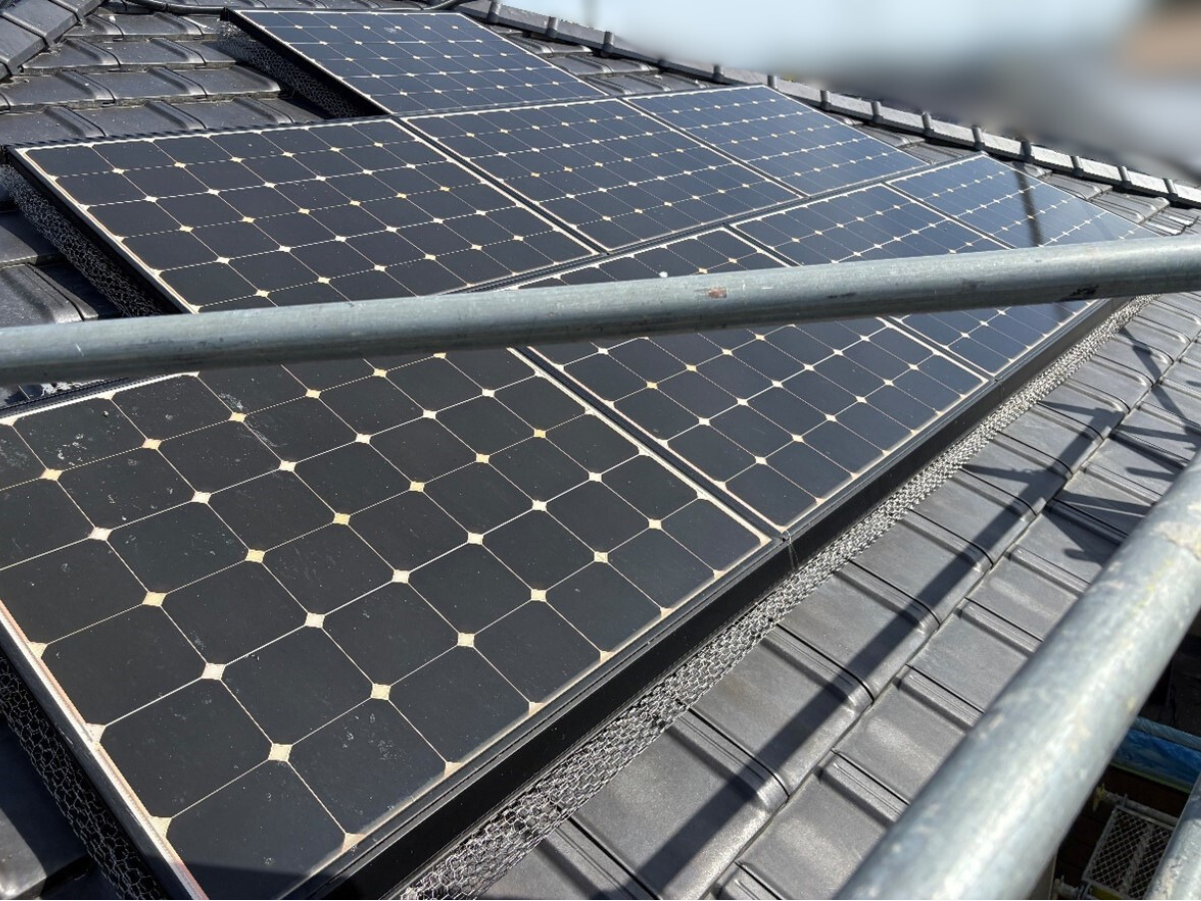 画像4 | 【 塗りかえ工房】 【鳩よけ対策】太陽光パネルの隙間に鳩が巣を作る!効果的な防止工事事例【大垣市】 塗りかえ工房 岐阜県 安八