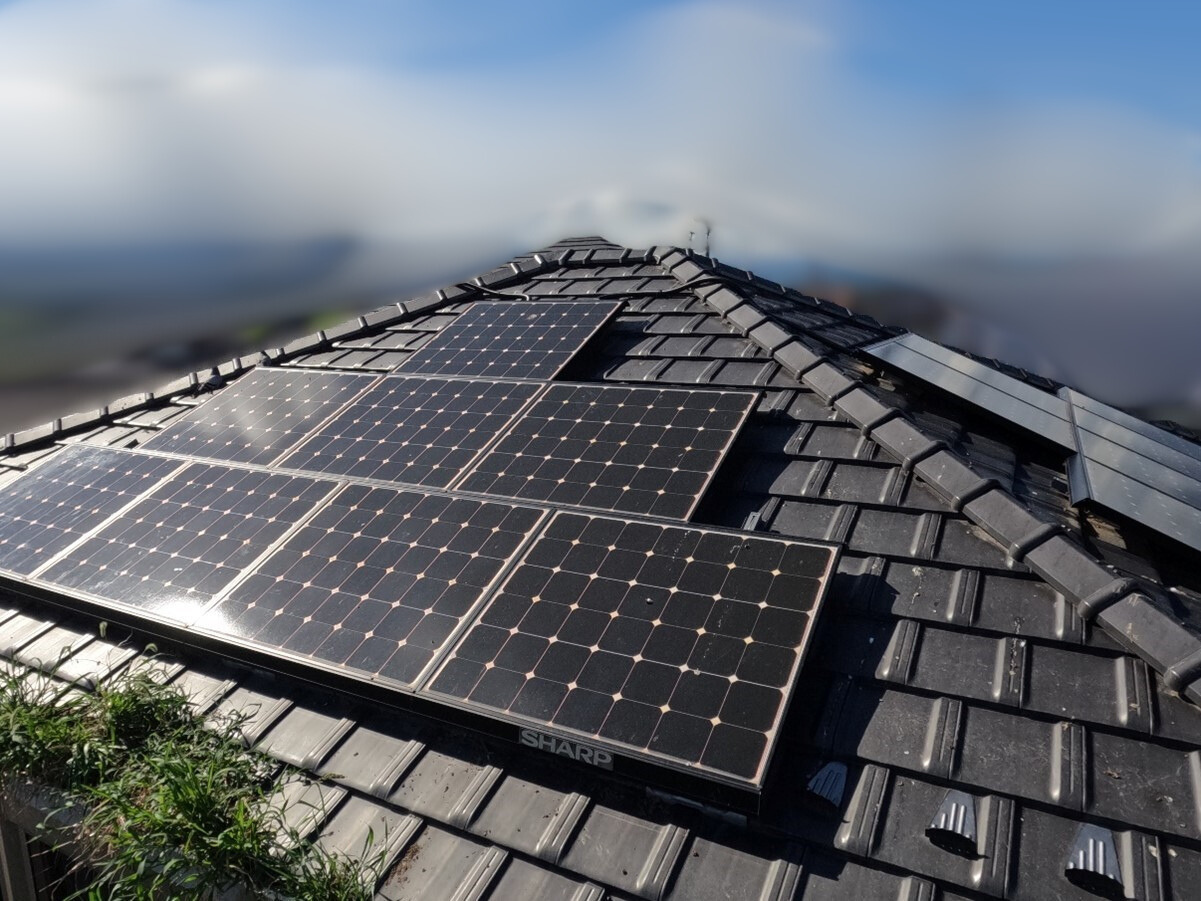 画像1 | 【 塗りかえ工房】 【鳩よけ対策】太陽光パネルの隙間に鳩が巣を作る!効果的な防止工事事例【大垣市】 塗りかえ工房 岐阜県 安八