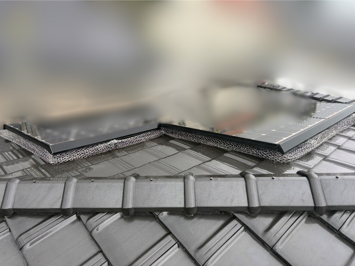 画像3 | 【 塗りかえ工房】 【鳩よけ対策】太陽光パネルの隙間に鳩が巣を作る!効果的な防止工事事例【大垣市】 塗りかえ工房 岐阜県 安八