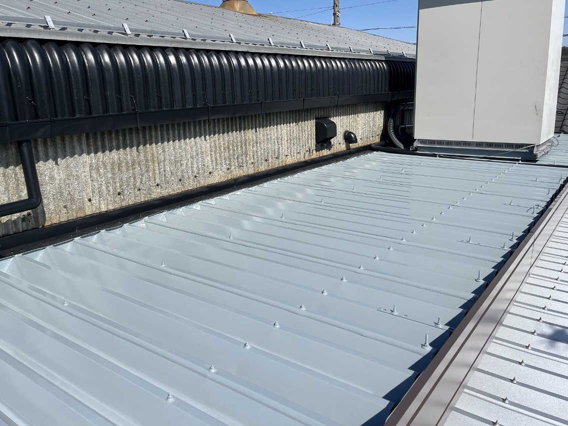20250322マツバラワーク4-2 1280x960 | 岐阜県大垣市 塗りかえ工房 Rooftop scene with light gray corrugated metal panels and a tall gray HVAC unit on the right.